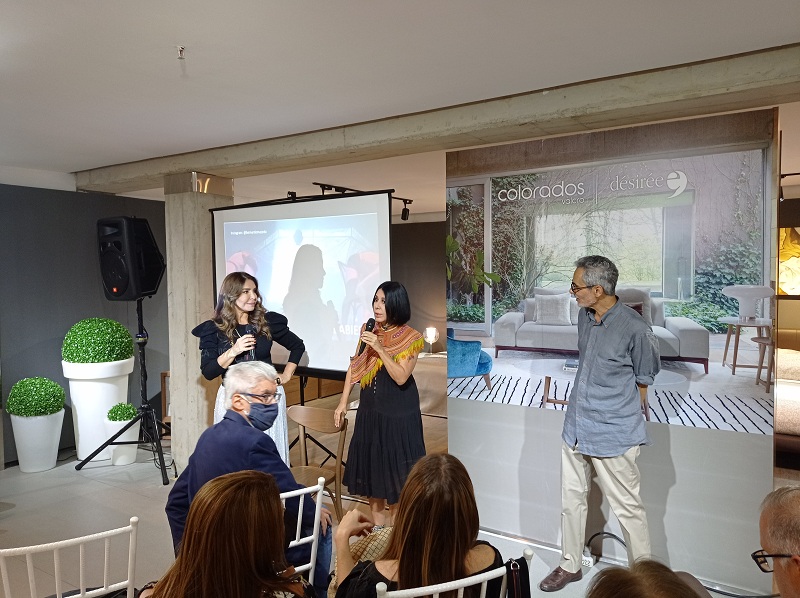 Viviana Gibelli junto a Ángela Oraá para el cierre del Arquitecto hablando de la silla Merano de la Empresa Ton