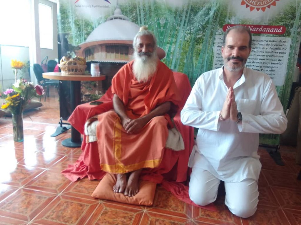 Maestro Swami Nardanand y el maestro Miguel Guittard