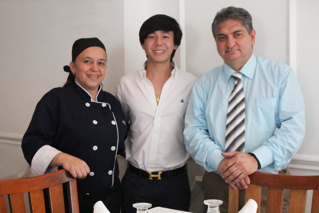 Yamileth Escalante, Arturo Acon y Víctor Hurtado, al frente del restaurante