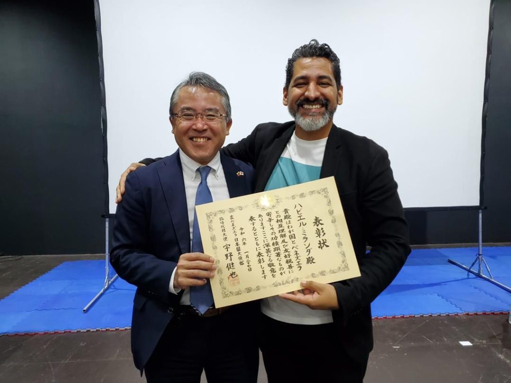 Artista plástico Javier Miranda recibió reconocimiento por la difusión de la cultura japonesa en Venezuela 