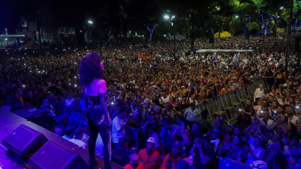 Karina en histórico concierto en plaza Francia de Altamira: "Les dejo mi alma" 