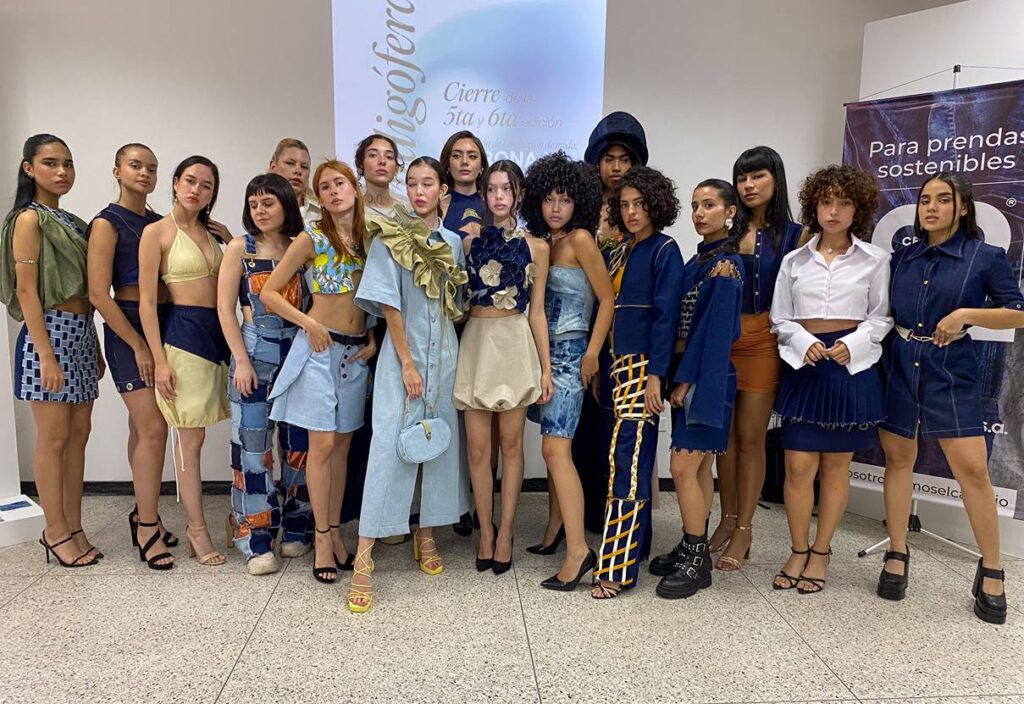 Academia de Moda UCAB presentó “Indigófera” y egresa un nuevo grupo de estudiantes