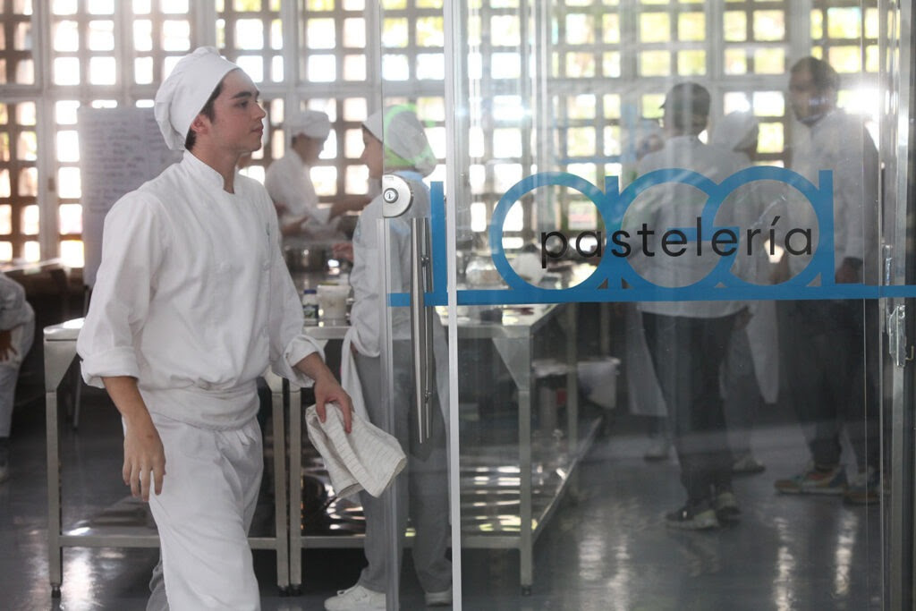 Con Las Manos En La Masa: así se preparan los futuros pasteleros de LAGA, la Academia de Gastronomía de la UCAB