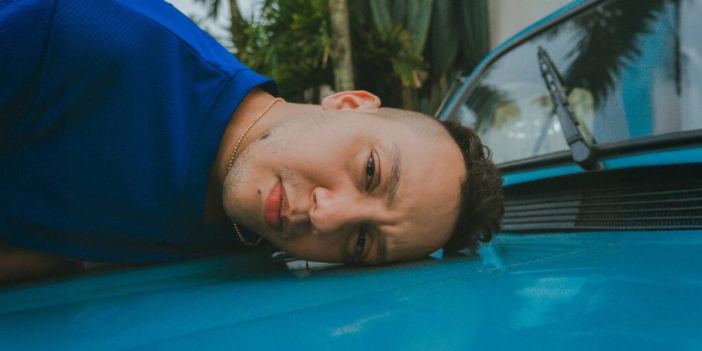 John Arango estrena 'Impersonal', una catarsis que cuestiona las normas sobre identidad, belleza y orientación sexual