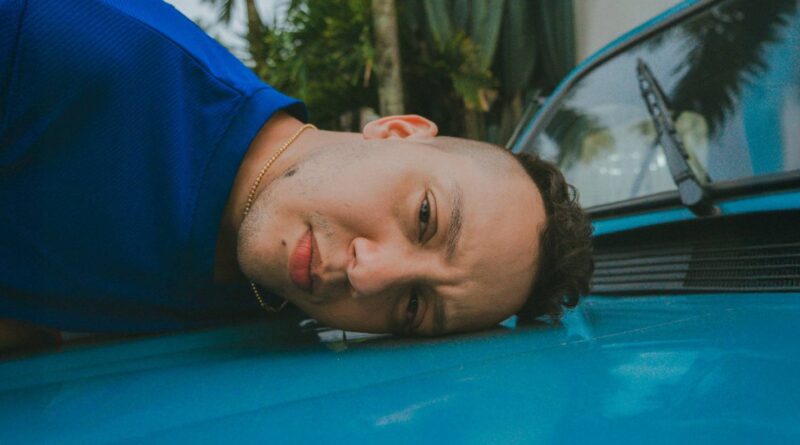 John Arango estrena 'Impersonal', una catarsis que cuestiona las normas sobre identidad, belleza y orientación sexual
