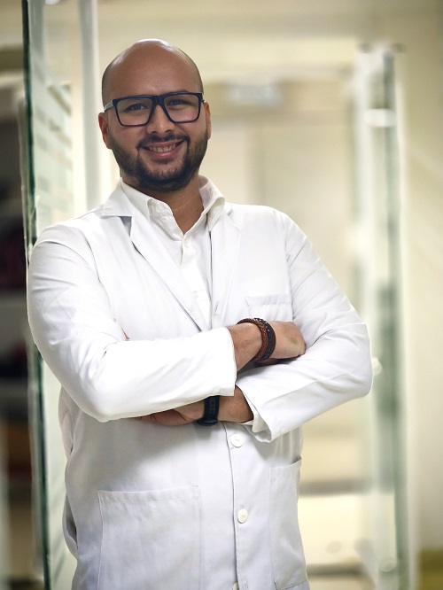 Dr. José Miguel González, especialista en cirugía general y laparoscopia avanzada