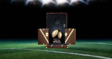 2025 France Football Ballon d’Or®, en colaboración con la UEFA, presentado en su baúl Louis Vuitton Trophy