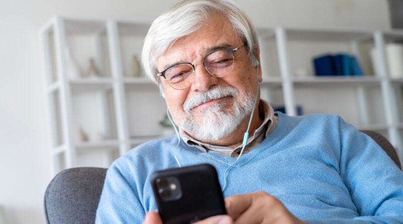 Cómo proteger a los adultos mayores de estafas digitales