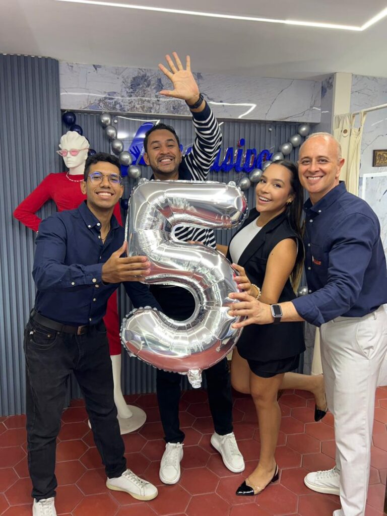 Óscar Eduardo Moreno, arriba a su quinto aniversario vistiendo y calzando 