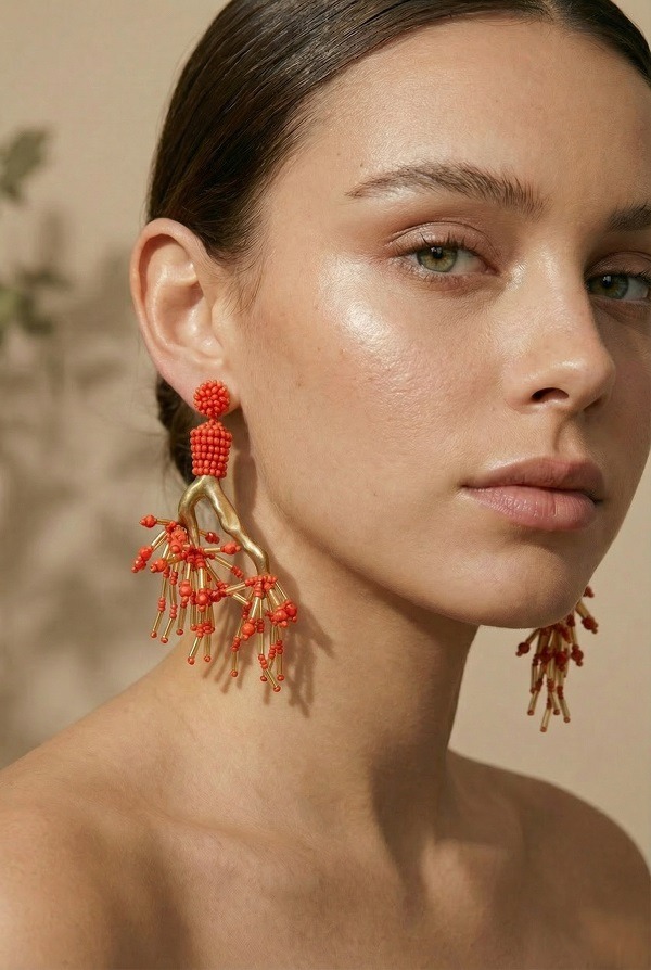 Inspirada en la magia natural de Playa Guacuco, la firma CrystalDust Design propone para Semana Santa y el inicio del verano una colección de piezas con alma caribeña y acabados de alta gama, diseñadas para ser las protagonistas absolutas de las próximas vacaciones.
Desde 2015, CrystalDust ofrece una amplia diversidad de exclusivos accesorios, cuyos diseños mezclan de manera armoniosa diferentes materiales y texturas, creando piezas que además de versátiles, empoderan a la mujer y nunca pasan desapercibidas. En estos más de 10 años de historia conquistando el mercado de Estados Unidos, la firma ha cautivado a celebridades como Sofía Vergara y Carmen Aub con el lujo y los detalles que hacen a cada una de sus piezas un elemento único para complementar cualquier outfit.
En miras al verano estadounidense y la semana santa en Venezuela, CrystalDust celebra sus raíces con su nueva propuesta: Guacuco Collection. Inspirada en la magia natural de Playa Guacuco, esta colección es un tributo al lujo relajado. Se trata de piezas con alma caribeña y acabados de alta gama, diseñadas para ser las protagonistas absolutas de la maleta de vacaciones de sus clientas.
Fabricadas por artesanos y artesanas venezolanos en el taller de la firma en Barranquilla, Colombia, Guacuco Collection no es sólo joyería, sino el nuevo estándar del lujo artesanal para la mujer que busca brillar bajo el sol del verano este 2026. La colección está compuesta por maxi collares y pendientes de impacto, verdaderas statement pieces que combinan perlas auténticas de la isla de Margarita, conchas de mar y un delicado tejido de mostacilla checa y japonesa, trabajadas sobre una base de baño de oro de 18 kilates. A pesar de su tamaño e impacto visual, los accesorios son ultra livianos, pensados para bailar o caminar por la arena sin que pesen un gramo.
A través de sus diseños, CrystalDust Design quiere mostrar el poder que reside dentro de cada mujer, que cada pieza cuente una historia, una experiencia, un sentimiento, el compromiso con su verdadera esencia. La firma busca que al usarlos, sus clientas reflejen elegancia y se sientan empoderadas.
Guacuco Collection y toda la propuesta de CrystalDust Design está disponible a través de su instagram @crystaldustdesigns y su web www.crystaldustdesign.com, así como en Le Mot en Caracas (Los Palos Grandes), la tienda Siete Mares en Valencia y las tiendas Luli Fama de la ciudad de Miami.