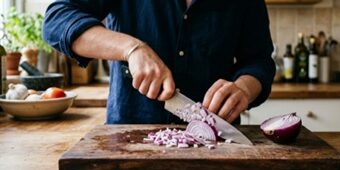 Tips para no cocineros: El secreto para evitar las lágrimas al picar cebolla