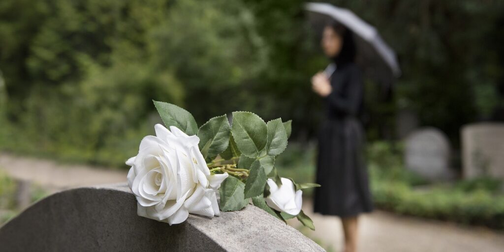 Una póliza funeraria es crucial para evitar deudas y asegurar una despedida digna