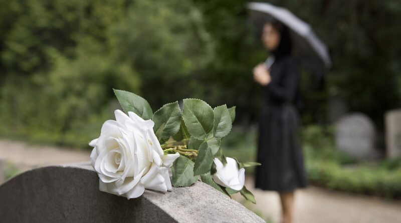 Una póliza funeraria es crucial para evitar deudas y asegurar una despedida digna