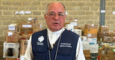 Arzobispo de Valencia y presidente de la CEV visitó centro de acopio de Cáritas y anunció plan de atención a mediano y largo plazo