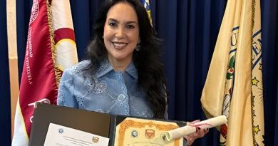 Diana Patricia recibe reconocimiento de la UCV y academias