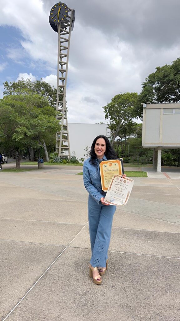 Por su trayectoria artística y su aporte al sector del arte y la cultura Diana Patricia "La Macarena del Mundo" recibió reconocimientos académicos de gran envergadura  