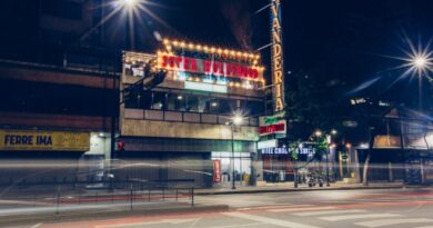 Cardenal restaura el icónico cartel de Súper Hollywood en Caracas